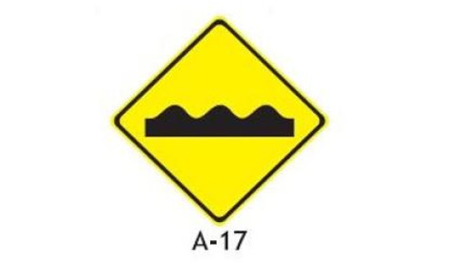 A placa A-17 adverte o condutor do veículo da existência adiante de: