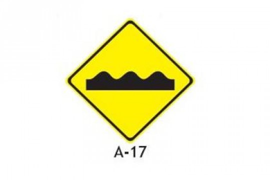 A placa A-17 adverte o condutor do veículo da existência adiante de: